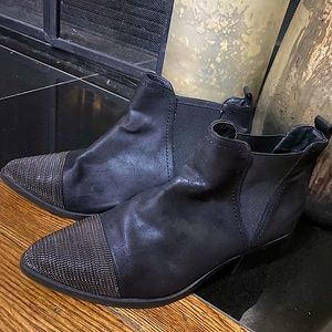 ⚫️Black Report boots with Metal Detail On Toe Size 7⚫️